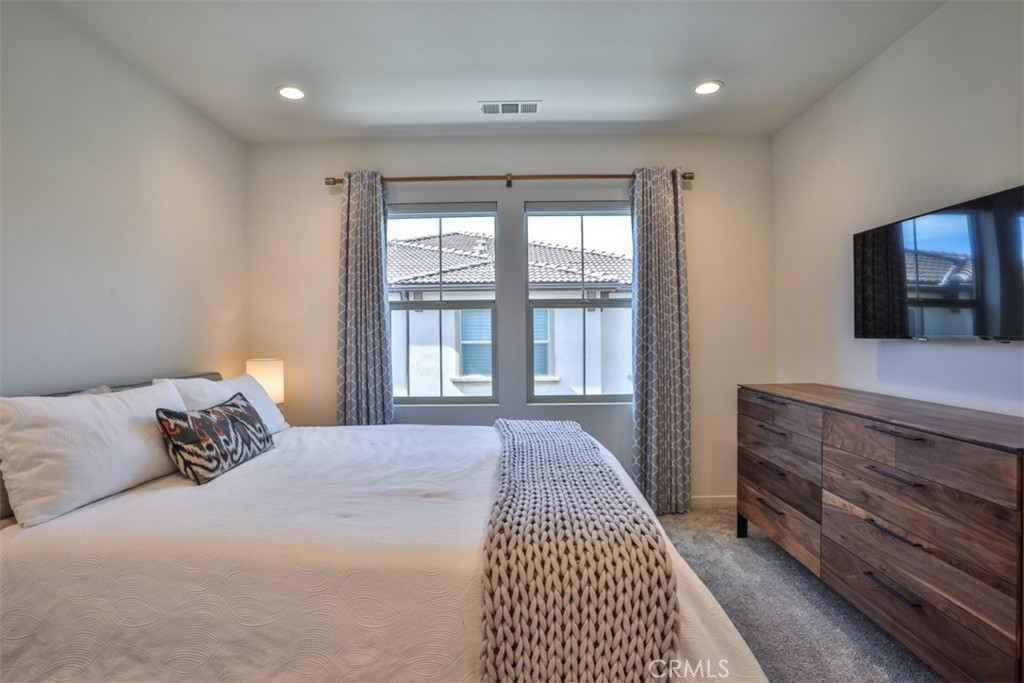 608 White Oaks
