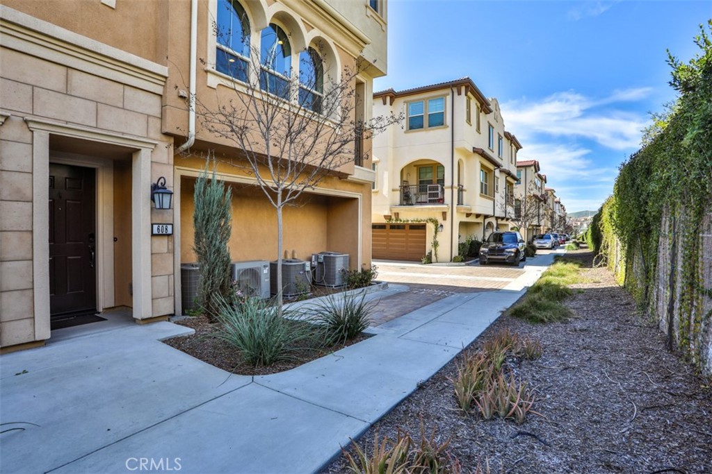 608 White Oaks