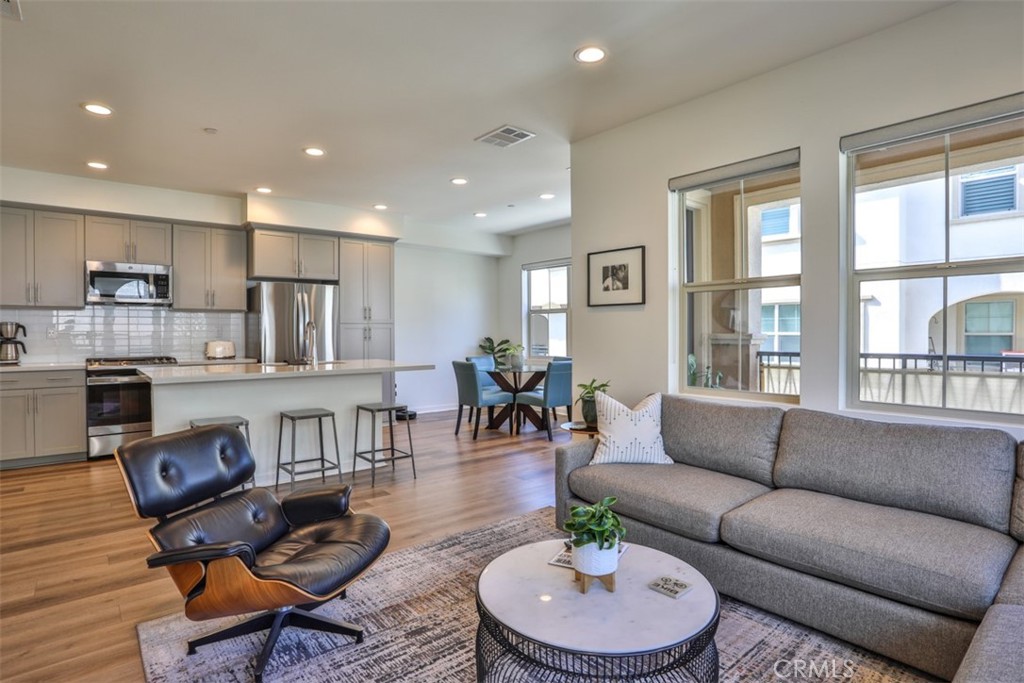 608 White Oaks