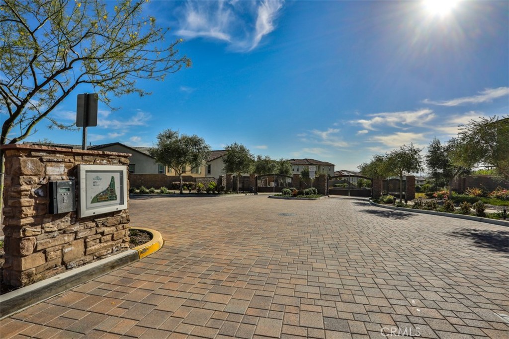 608 White Oaks
