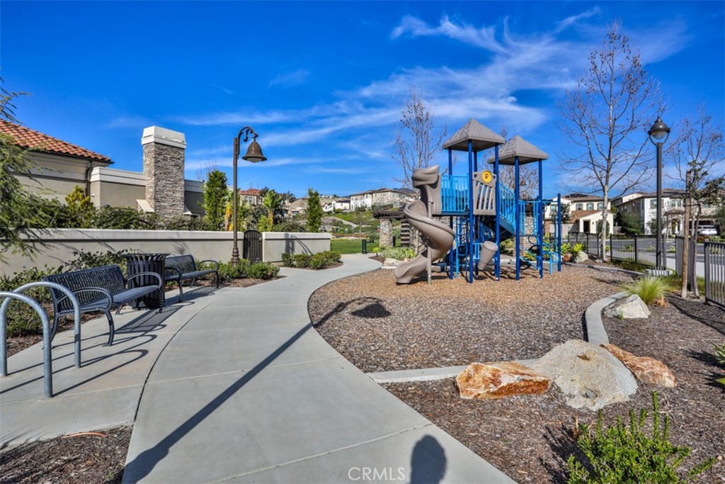 608 White Oaks
