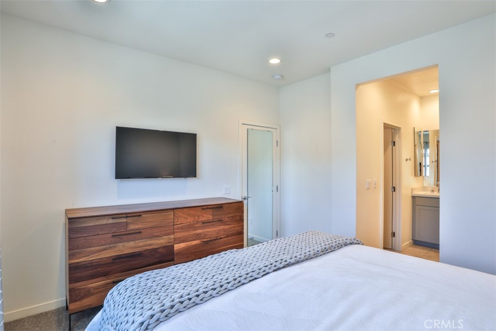 608 White Oaks