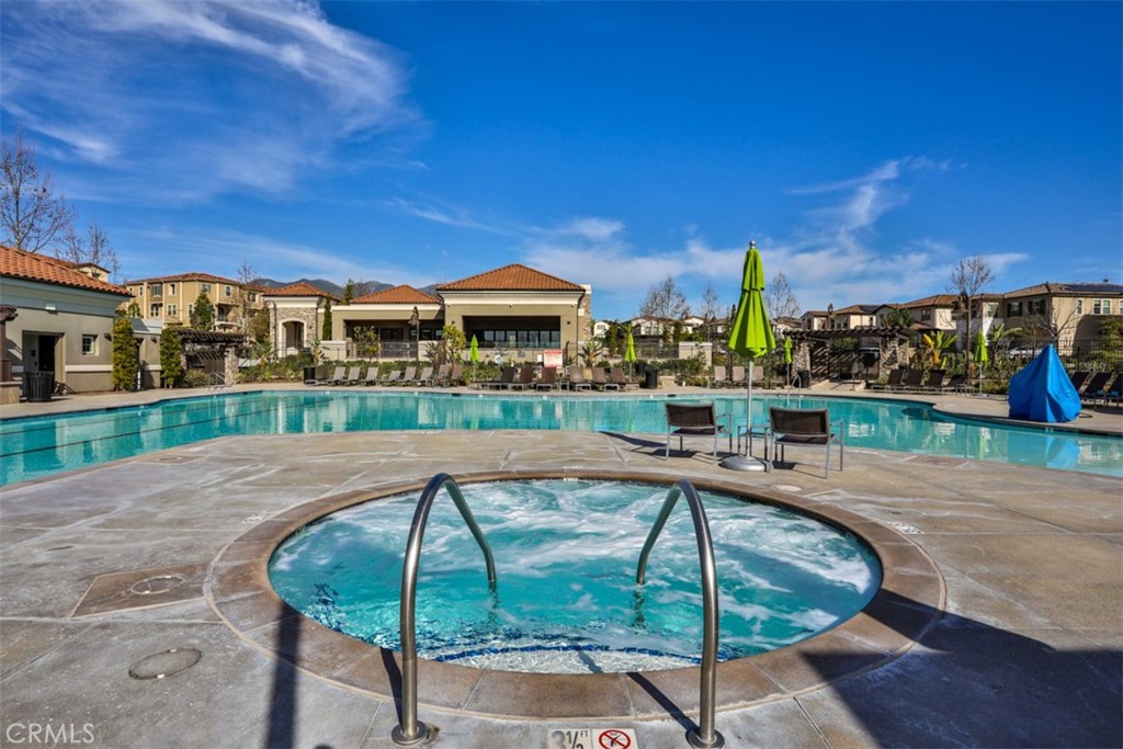 608 White Oaks
