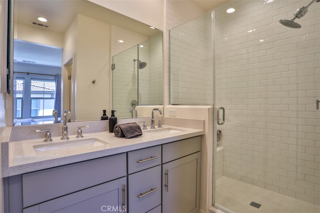 608 White Oaks