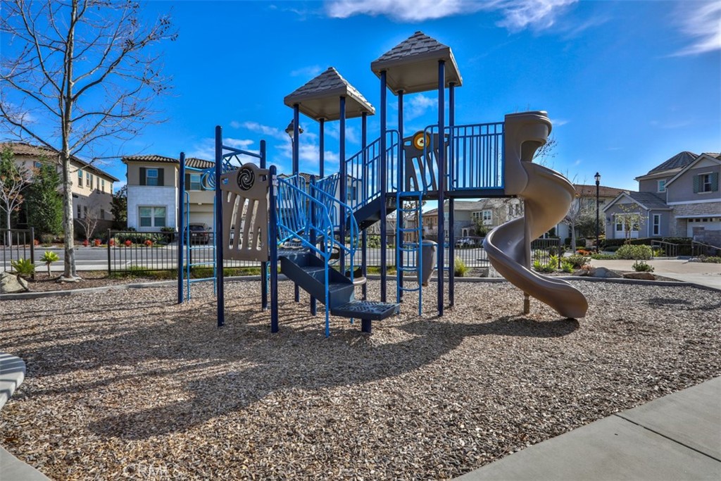 608 White Oaks