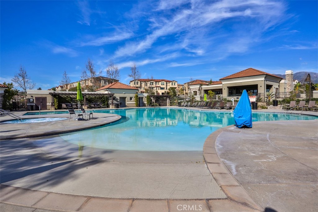 608 White Oaks