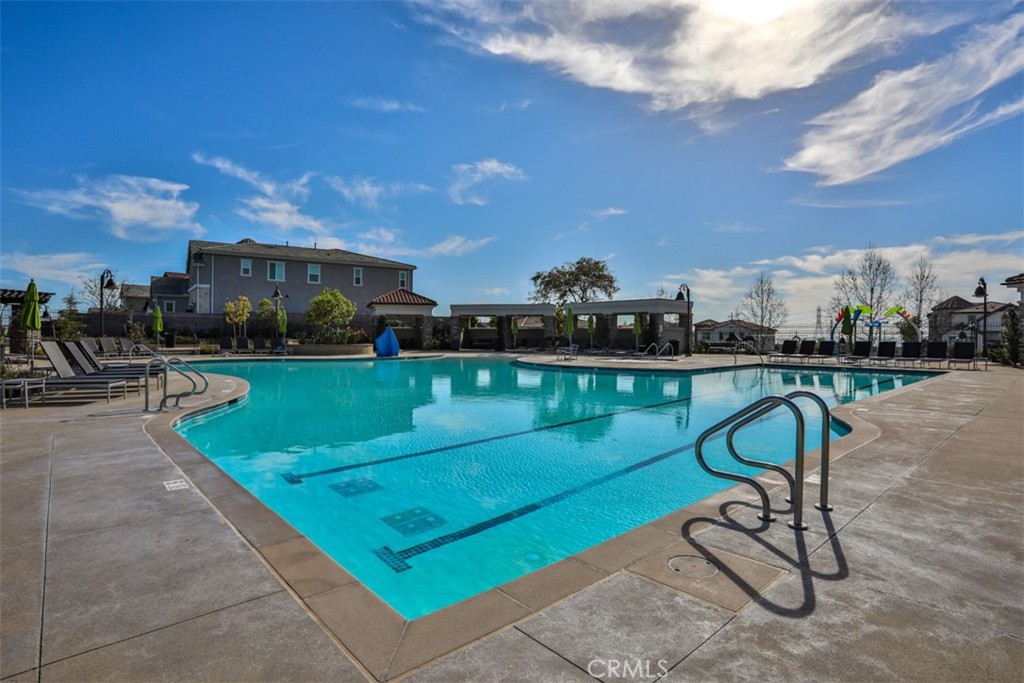 608 White Oaks