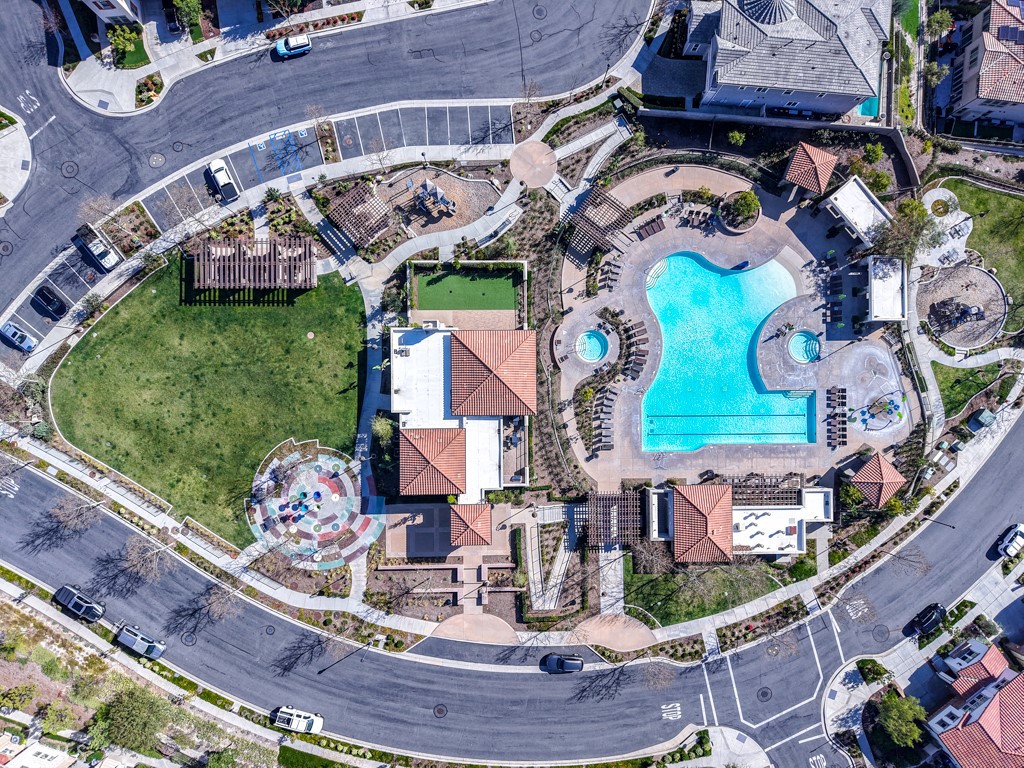 608 White Oaks