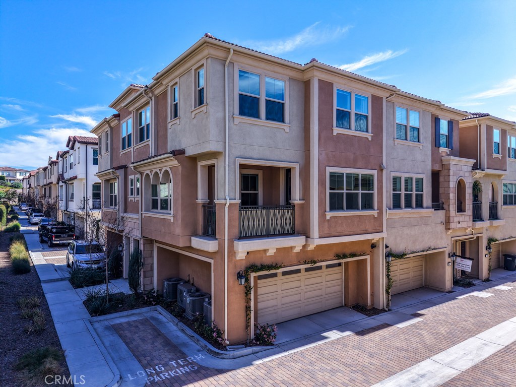 608 White Oaks