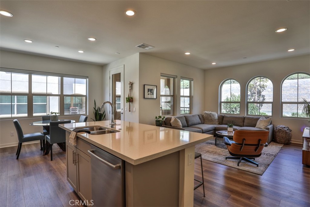 608 White Oaks