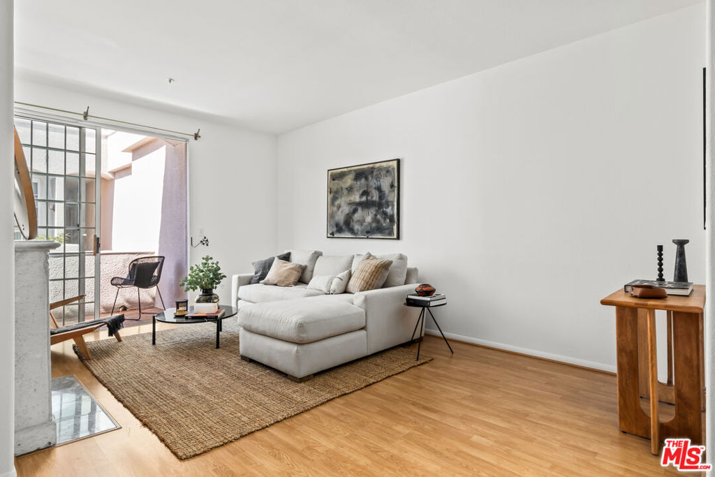 1076 S Orange Grove Avenue 13