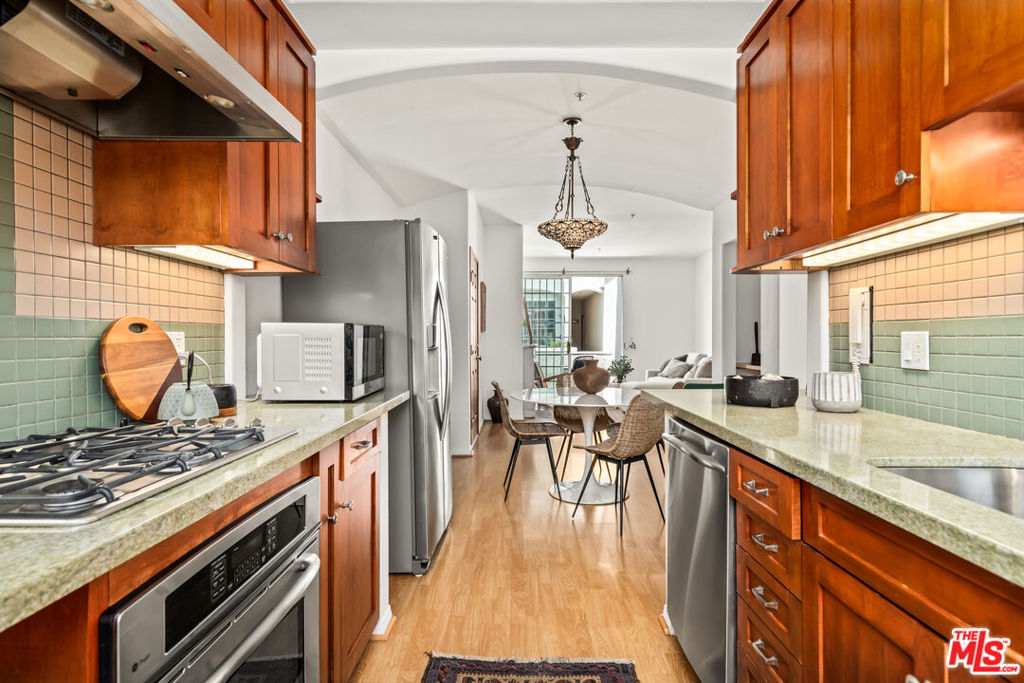 1076 S Orange Grove Avenue 13