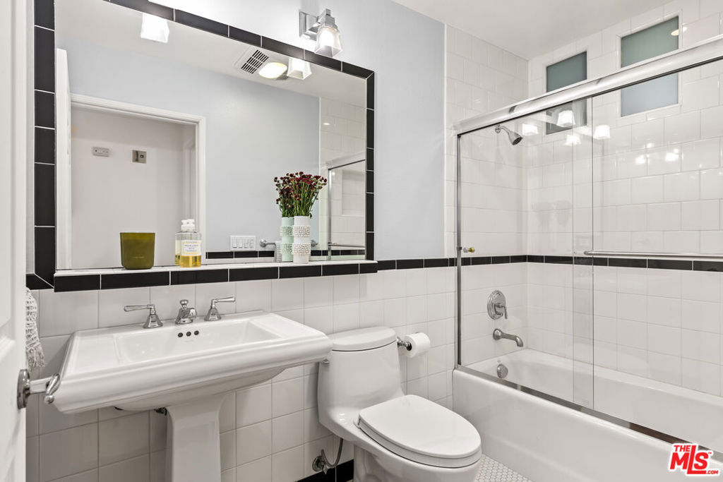 1076 S Orange Grove Avenue 13