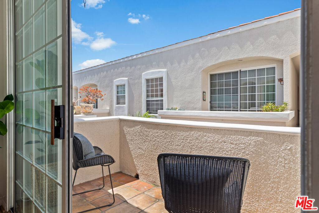 1076 S Orange Grove Avenue 13