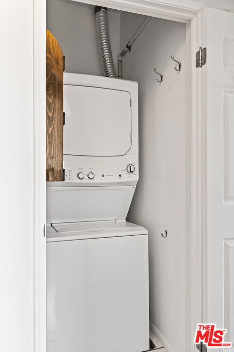 1076 S Orange Grove Avenue 13