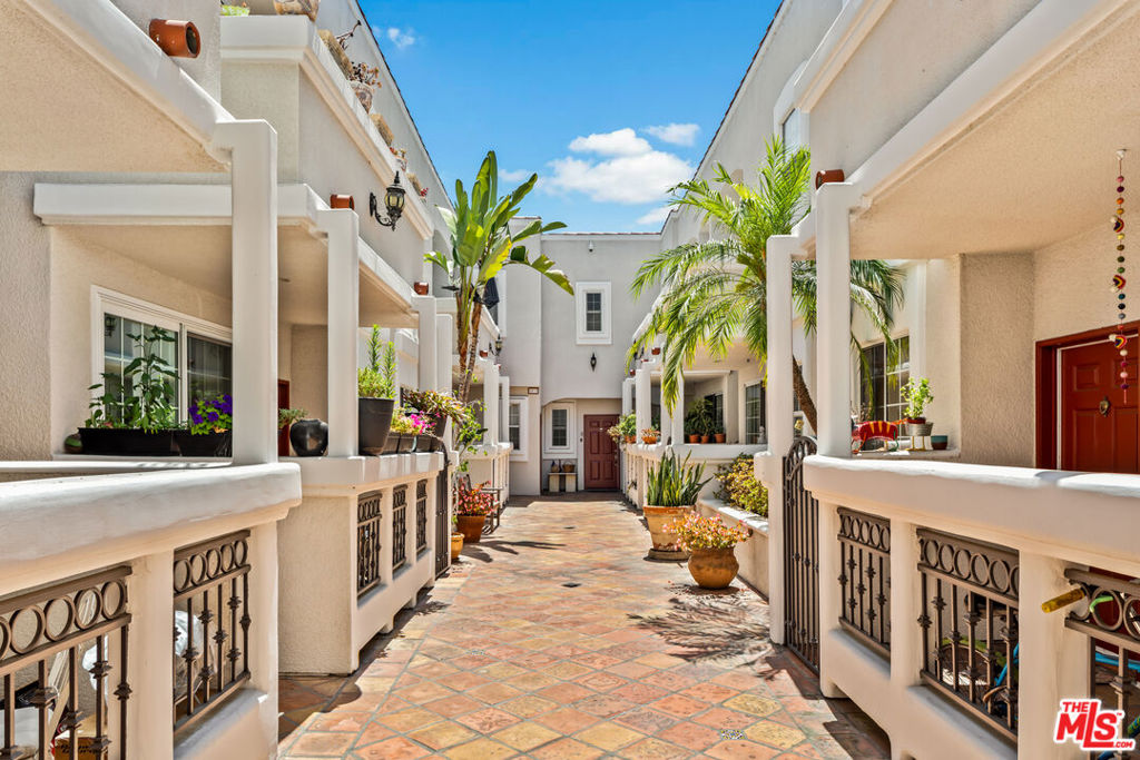 1076 S Orange Grove Avenue 13