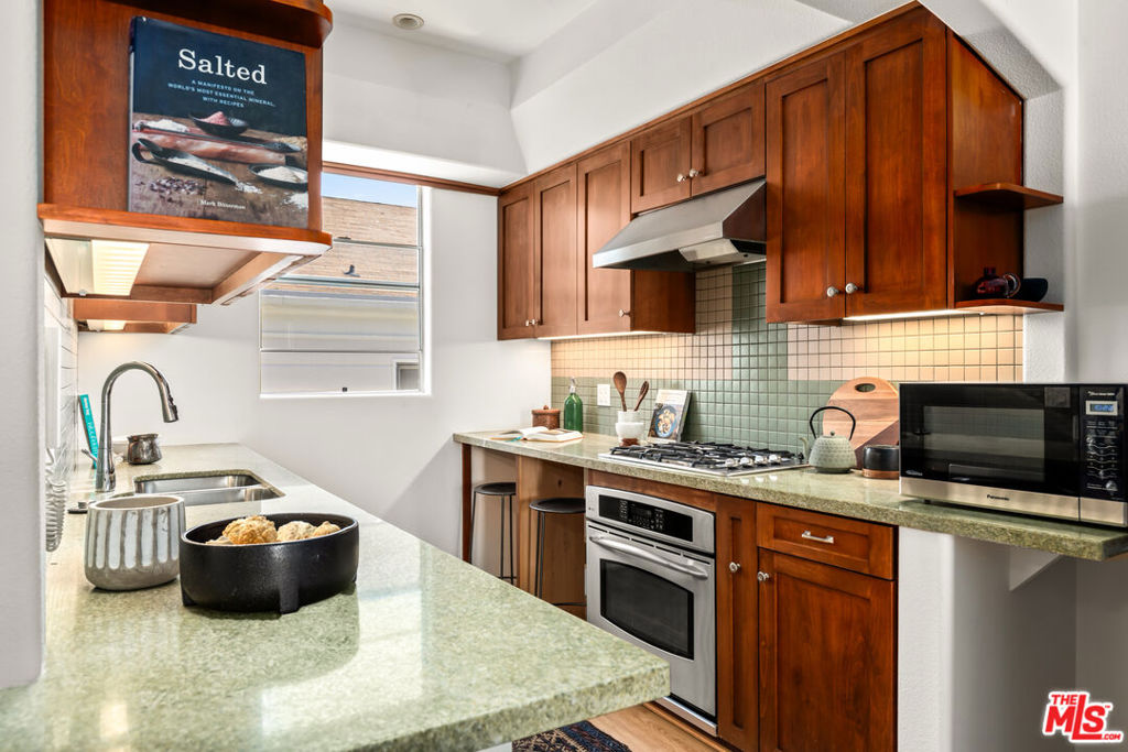 1076 S Orange Grove Avenue 13