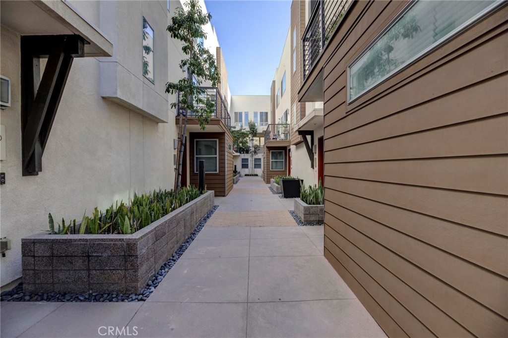 1008 Eucalipto Place