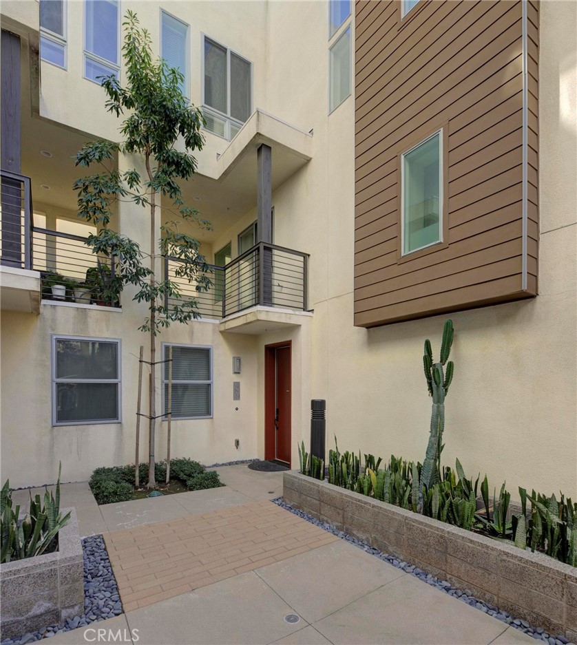 1008 Eucalipto Place