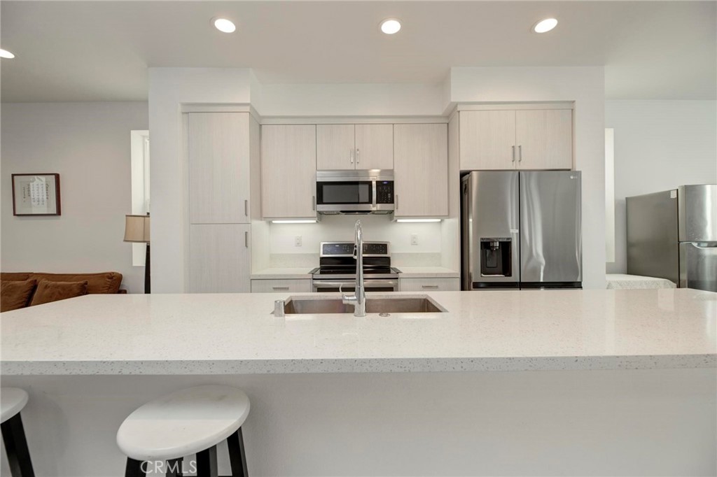 1008 Eucalipto Place