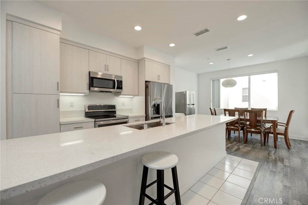 1008 Eucalipto Place