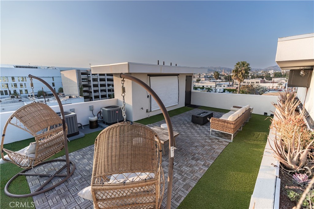 1002 N Hudson Avenue 1