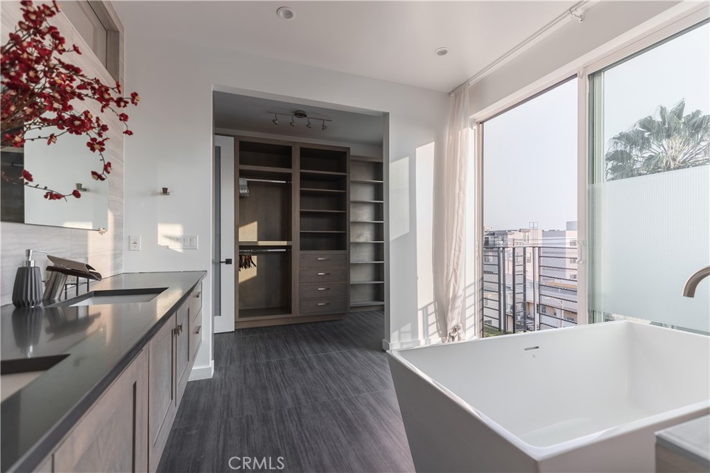 1002 N Hudson Avenue 1