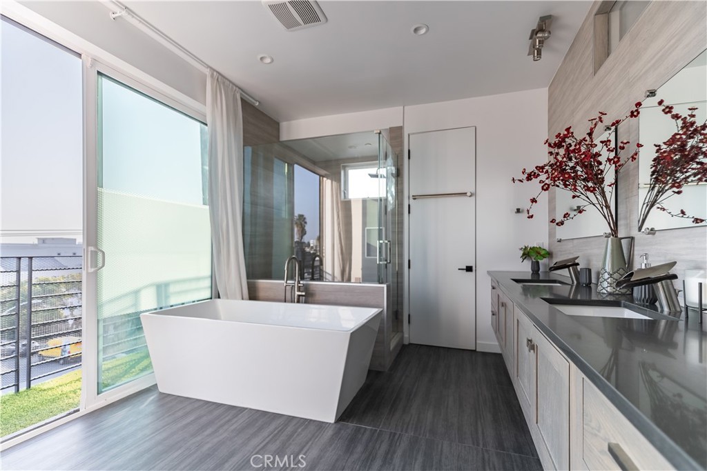 1002 N Hudson Avenue 1