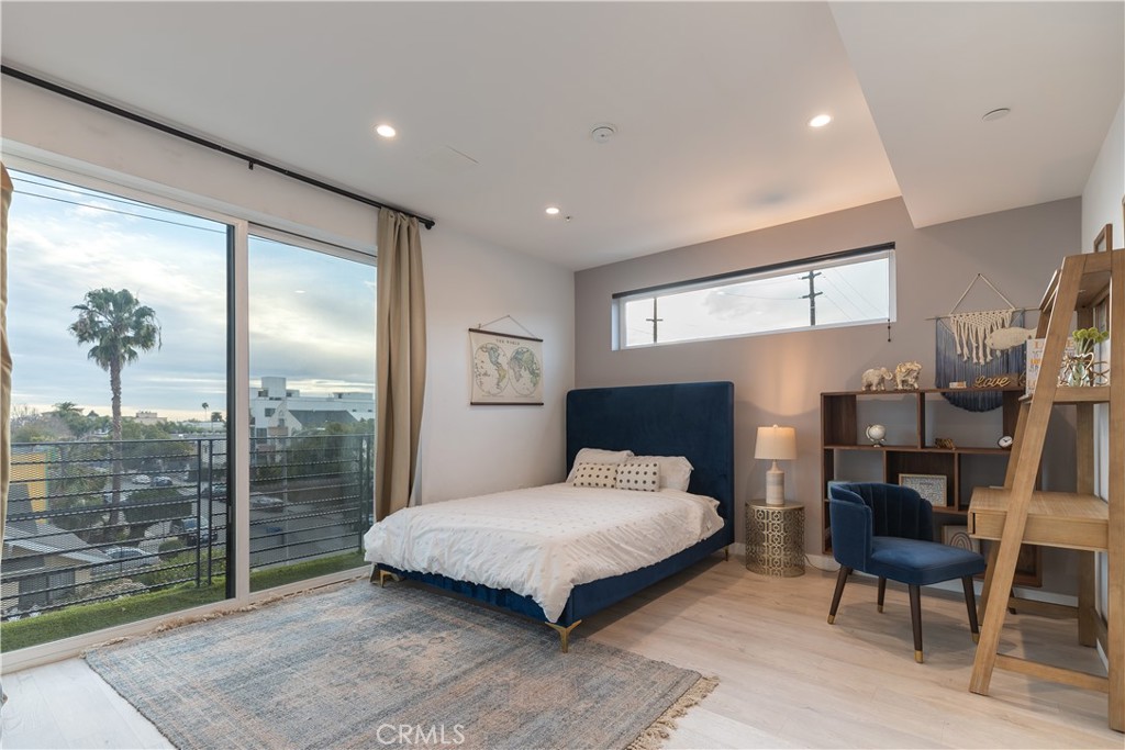 1002 N Hudson Avenue 1