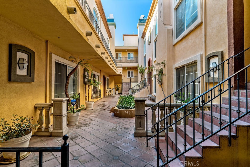 7037 La Tijera Boulevard C102