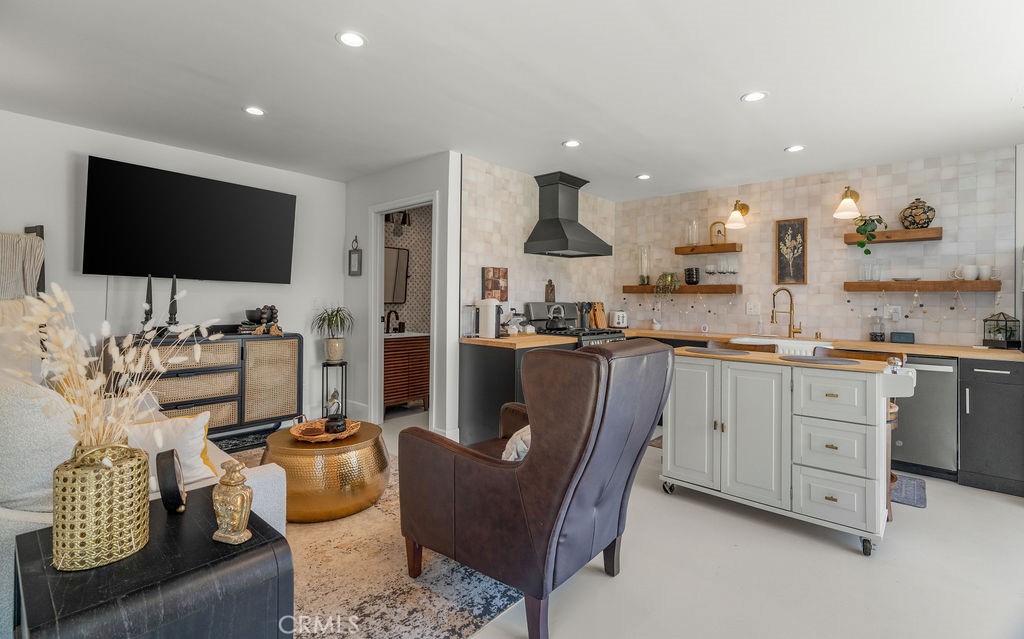3475 Cerritos Avenue