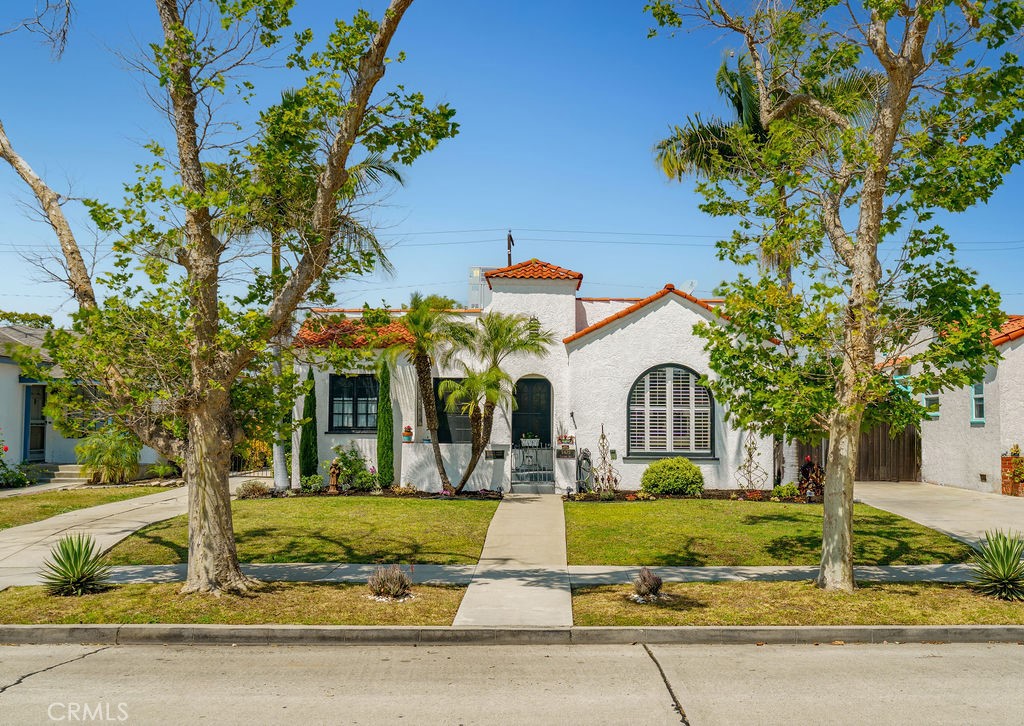 3475 Cerritos Avenue