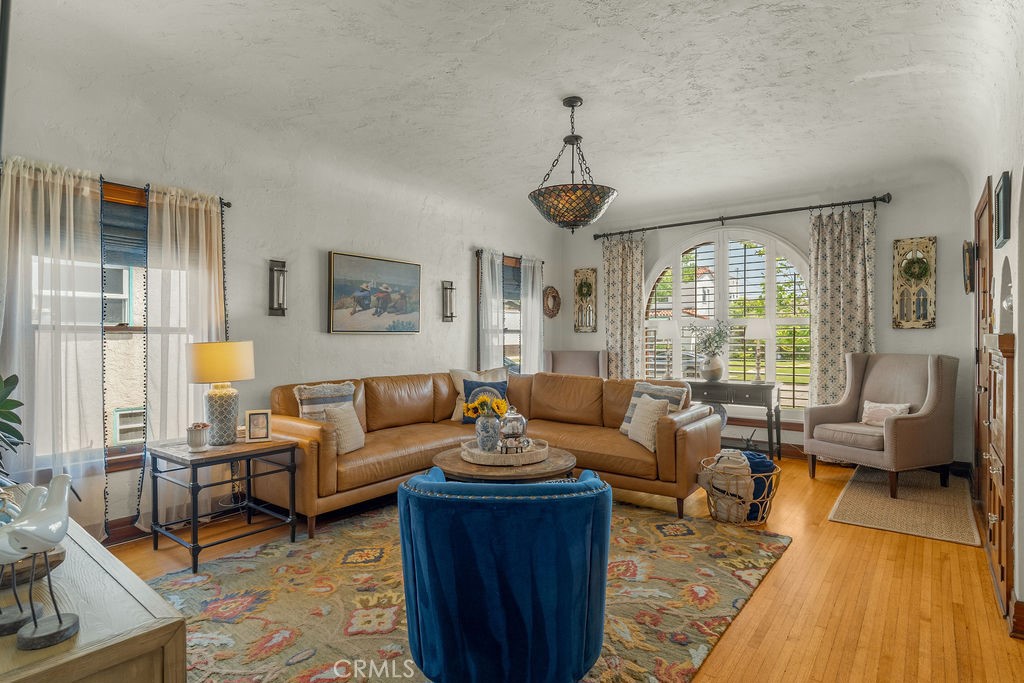 3475 Cerritos Avenue