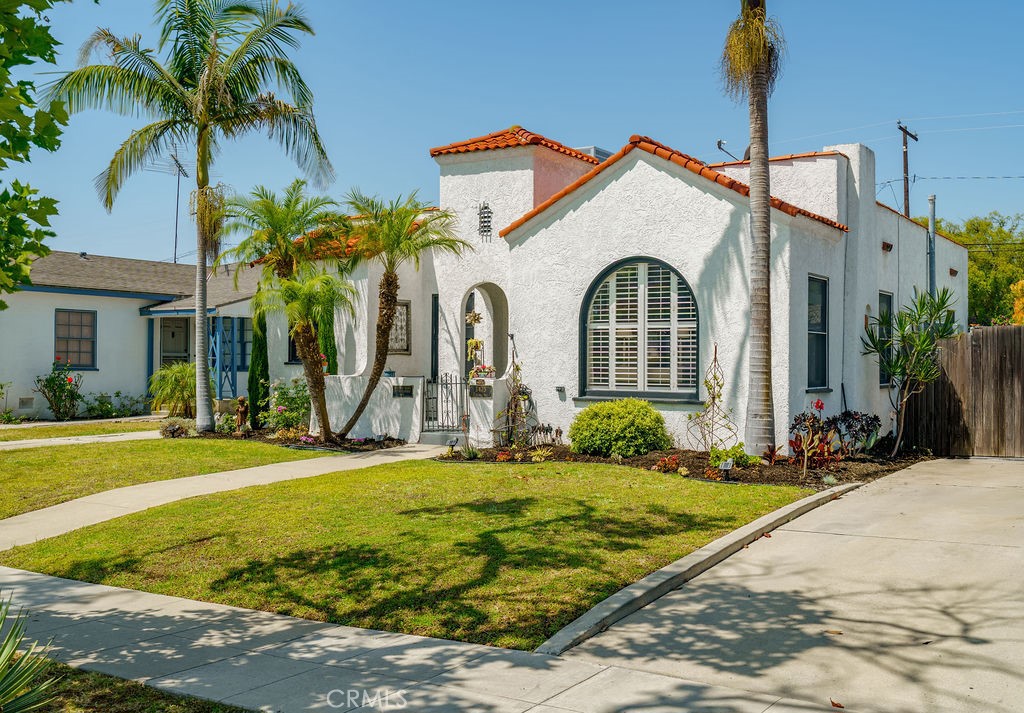 3475 Cerritos Avenue