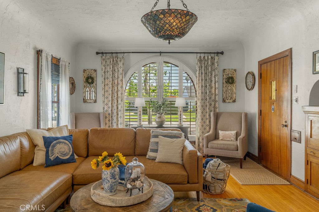 3475 Cerritos Avenue