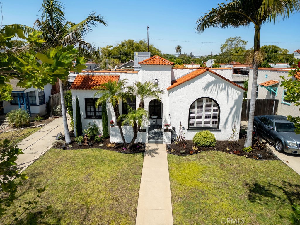 3475 Cerritos Avenue