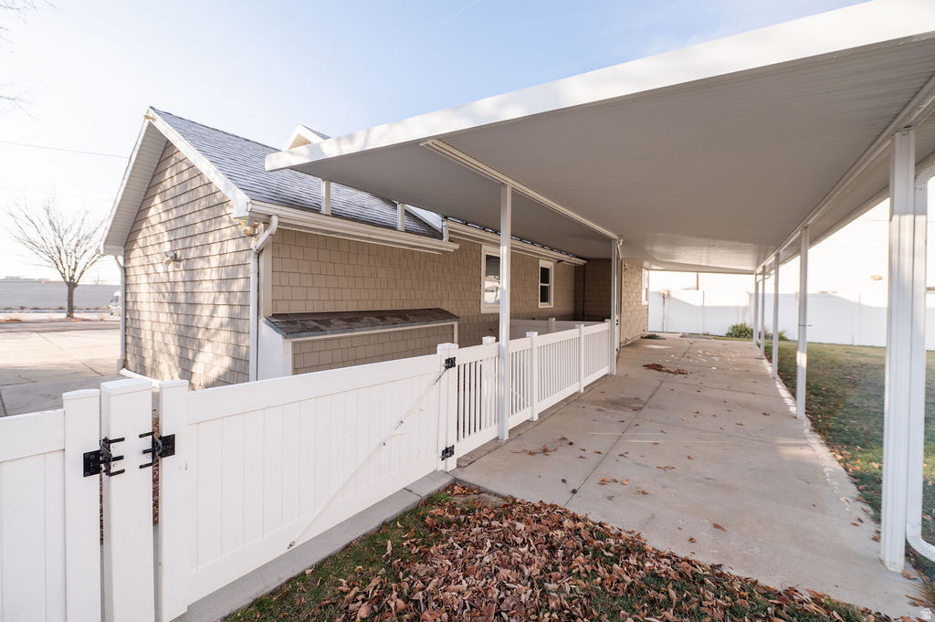 1411 E WOODLAND AVE