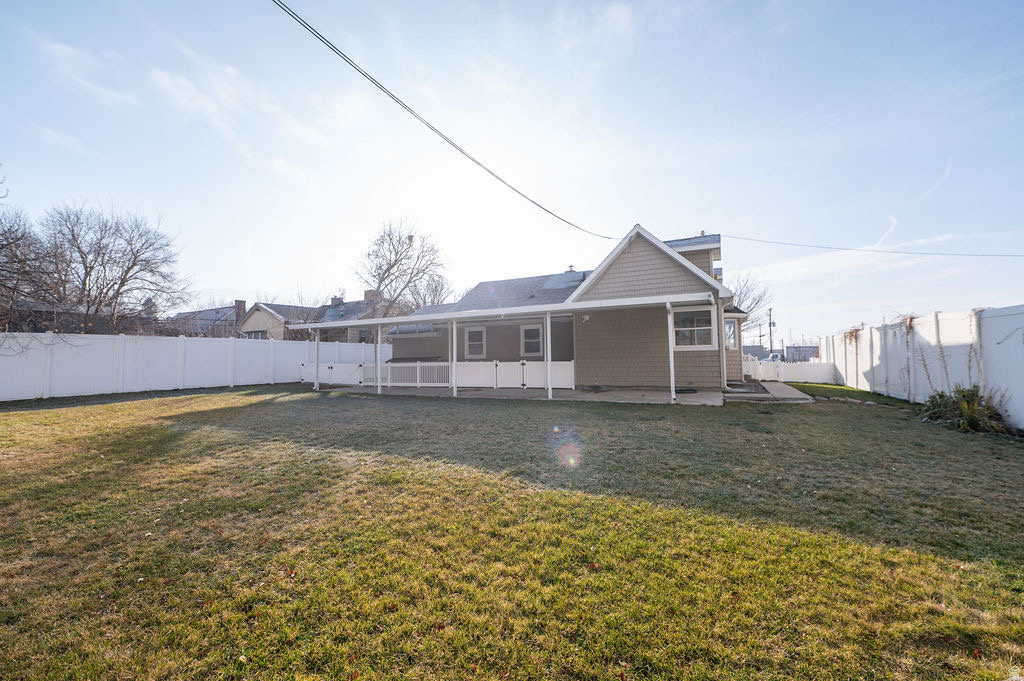 1411 E WOODLAND AVE