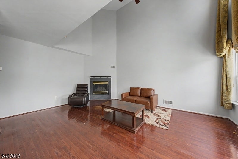7 Caroline Foster Ct