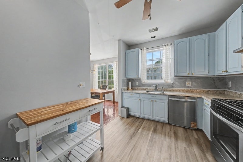 7 Caroline Foster Ct