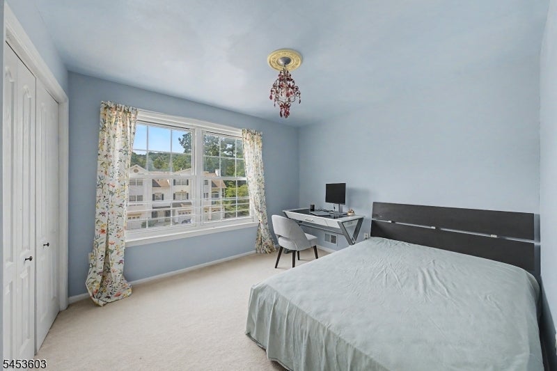 7 Caroline Foster Ct