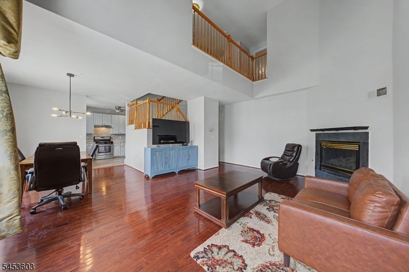 7 Caroline Foster Ct