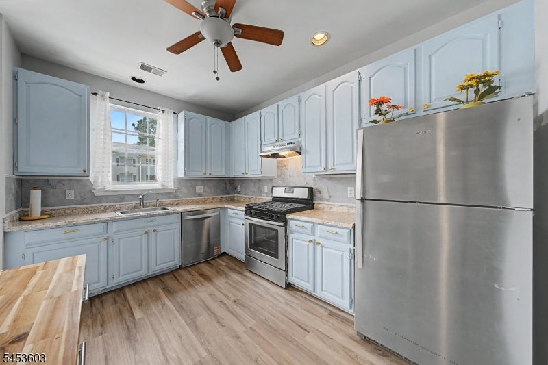 7 Caroline Foster Ct