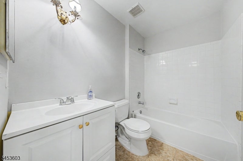 7 Caroline Foster Ct