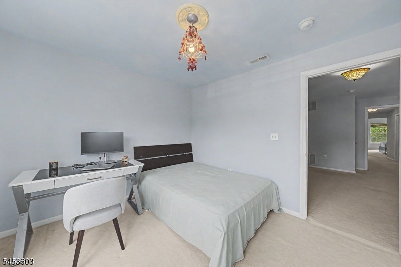 7 Caroline Foster Ct