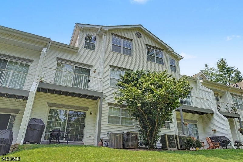 7 Caroline Foster Ct