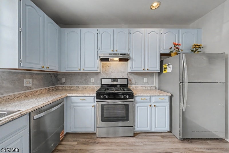7 Caroline Foster Ct