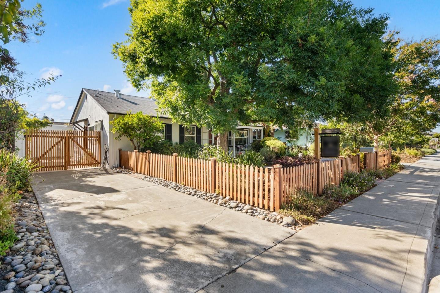 952 Madeline LN