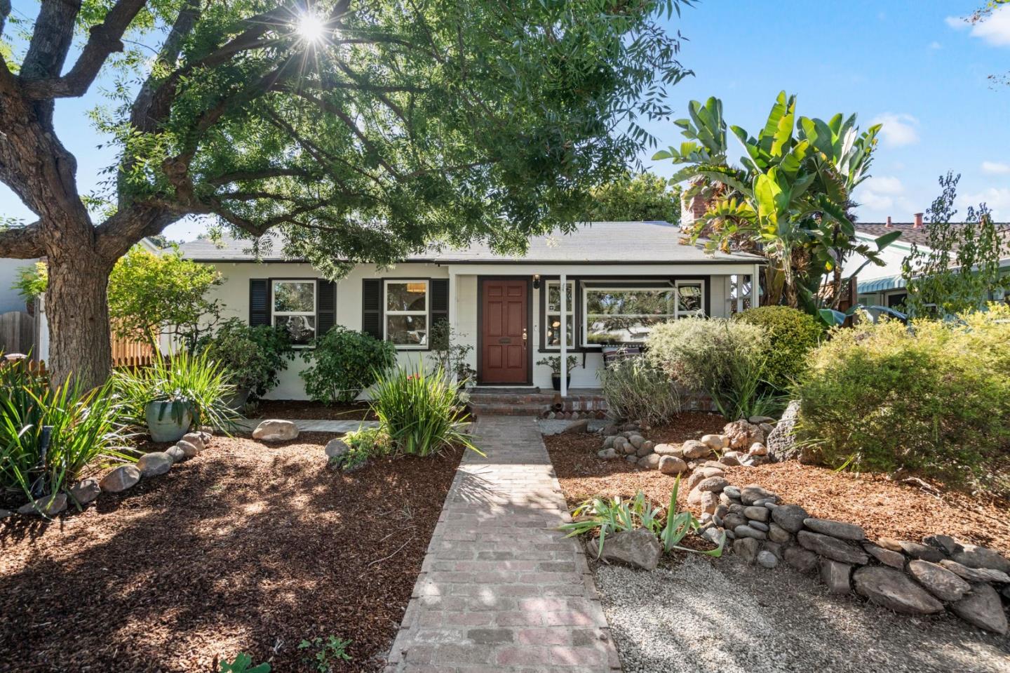 952 Madeline LN