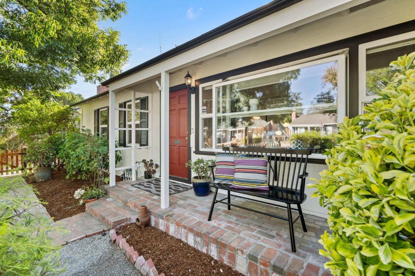 952 Madeline LN